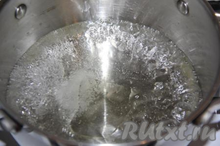 Воду влить в кастрюлю, добавить растительное масло и соль. Довести воду до кипения.