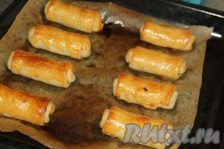 Выпекать пирожки из заварного&nbsp;теста&nbsp;в разогретой духовке 25-30 минут при температуре 200 градусов.