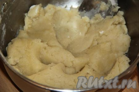 Снять кастрюлю с огня и всыпать муку. Сразу ложкой тщательно перемешать муку с закипевшей водой. Как только тесто достаточно остынет, переложить его&nbsp;на стол и хорошо вымесить. Тесто получится очень эластичным и нежным, не липнущим к рукам. Накрыть заварное тесто полотенцем и оставить остывать.