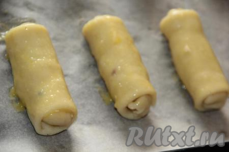 Смазать пирожки взбитым желтком.