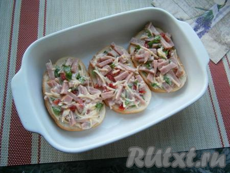 Массу ещё раз перемешать и распределить на ломтях батона. Ломти батона выложить в форму для запекания (или на противень).