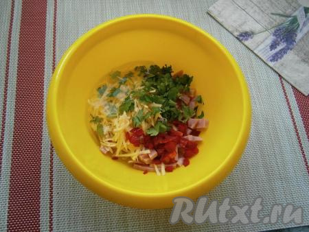 Сюда же&nbsp;добавить измельчённую петрушку, мелко нарезанный болгарский перец и сырое яйцо.