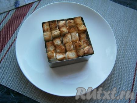 И&nbsp;последним слоем выложить сухарики. Чтобы их приготовить, ломти батона нужно нарезать небольшими кубиками и обжарить на сухой сковороде до румяности со всех сторон,&nbsp;остудить. Сухарики нужно выкладывать непосредственно перед подачей салата, иначе они могут размякнуть.