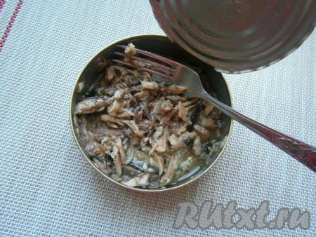 Яйца заранее сварить в течение минут 10 с момента закипания воды, а затем остудить и очистить. Открыть банку со шпротами, большую часть масла вылить. Шпроты размять вилкой прямо в банке вместе с оставшимся небольшим количеством масла.