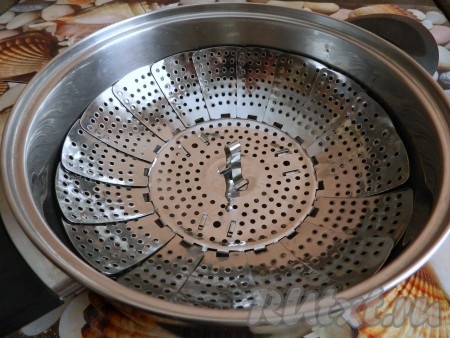 Приготовить пароварку (налить достаточное количество воды).