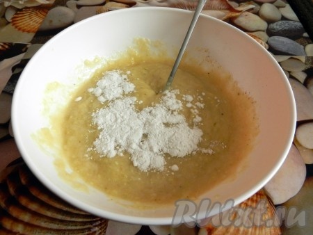 Всыпать крахмал и перемешать. 