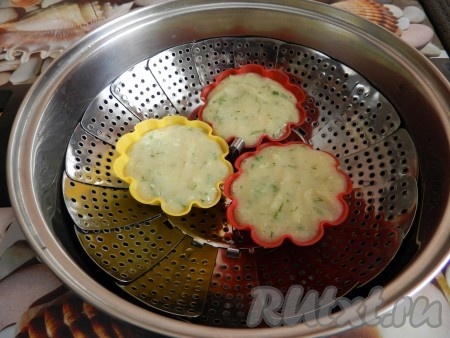 Курино-кабачковый фарш выложить в формочки, пригодные для приготовления на пару. Установить их в пароварку. Довести воду до кипения, уменьшить огонь, накрыть крышкой и готовить 20-25 минут. Готовое суфле отстает от стенок формочек и легко вынимается из них.
