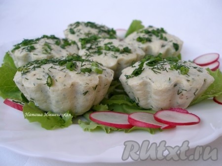 Куриное суфле с кабачком, приготовленное на пару,&nbsp; получается вкусным, полезным, а подать его можно со свежей зеленью и овощами.
