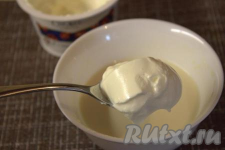 В глубокую миску всыпать 1 столовую ложку муки, затем, непрерывно перемешивая, влить небольшими порциями холодную воду, и размешать до однородности. В смесь муки и воды добавить сметану, ещё раз хорошо перемешать.