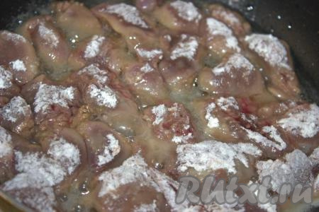 В сковороде разогреть растительное масло, выложить куриную печень, обваленную в муке, в один слой и обжарить на среднем огне по 5-7&nbsp;минут с каждой стороны. За это время печёнка будет готова. Готовность печени можно проверить, проткнув её ножом, - из готовой печени должен выделяться прозрачный сок. Немного посолить обжаренную куриную печень. Если вся печень не уместилась на сковороде в один слой, пожарьте её в несколько этапов. Всю куриную печень, обжаренную до готовности, выложить в сковороду с толстым дном.