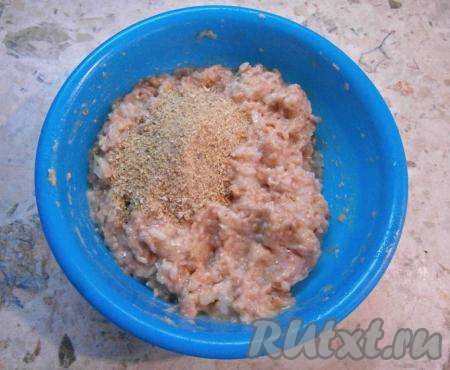 Сюда же всыпать панировочные сухари, ещё раз перемешать и фарш для формирования тефтелей готов.