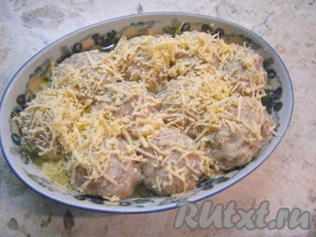 Влить в форму подсоленный бульон (или воду) и посыпать тефтели сверху натёртым сыром.