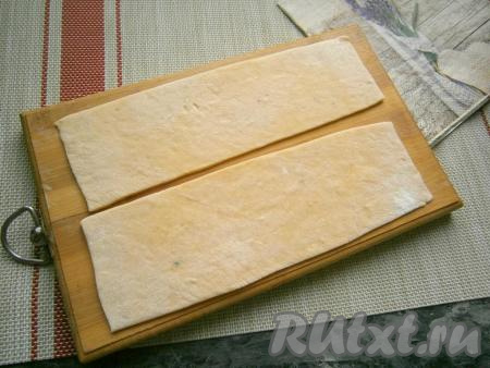 Тесто разделить на 2-3 части. Каждую часть теста раскатать в тонкий пласт. Обрезать края так, чтобы получились полосы шириной около 4-5 см.