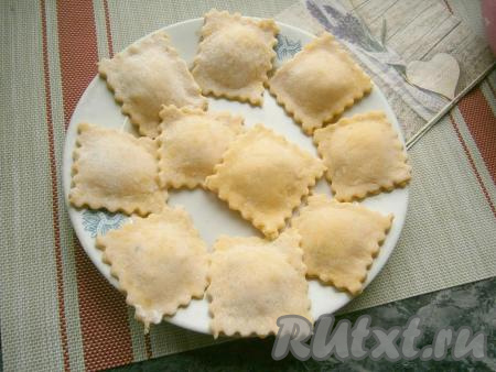 Из данного количества продуктов получится около 10-14 равиоли с сыром.