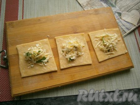На часть квадратов выложить по 1 столовой ложке сырной начинки. 