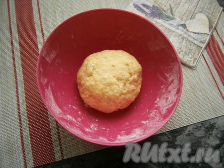 Также всыпать соду и замесить крутое тесто, которое прикрыть плёнкой и оставить на 30 минут при комнатной температуре.