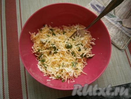 К натёртому сыру добавить измельчённую петрушку, перемешать и начинка для равиоли готова (немного начинки отложить в сторону - она нам понадобится для подачи).