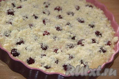 Посыпать тесто с вишней приготовленной крошкой и поставить в разогретую духовку.&nbsp;Выпекать дрожжевой пирог с вишнёвой начинкой, примерно, 35-40 минут при температуре 200 градусов.