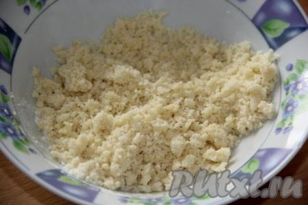 Для приготовления крошки соединить холодное сливочное масло, сахар, муку, ванильный сахар и перетереть руками в крошку.