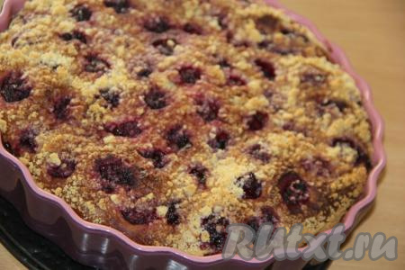 Готовый пирог немного остудить, а затем, нарезав на кусочки, подать к столу.