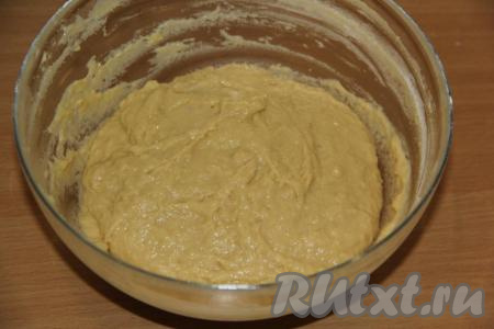 Перемешать тесто ложкой, оно получится липким и вязким. Оставить тесто на 1 час в тёплом месте.