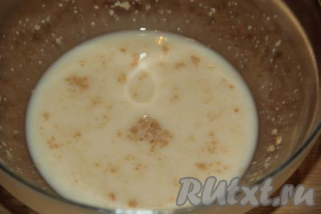 Для того чтобы замесить тесто, нужно тёплое молоко&nbsp;(температура молока не более 40 градусов) влить в миску, добавить сахар и сухие дрожжи, перемешать и оставить на минут 15-20. На поверхности появятся пузырьки.