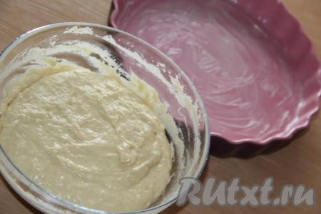 Тесто за час увеличится в объёме. Смазать форму для выпечки сливочным (или растительным) маслом.