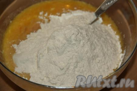 Всыпать муку и соль.