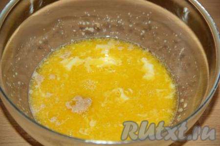 Сливочное масло растопить любым удобным для вас способом. Не горячее растопленное масло влить в молоко с дрожжами, перемешать.