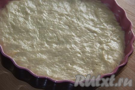 Тесто выложить в форму для выпечки, разровнять (размер моей формы диаметром 28 см) и оставить на 20 минут в тепле для подхода.