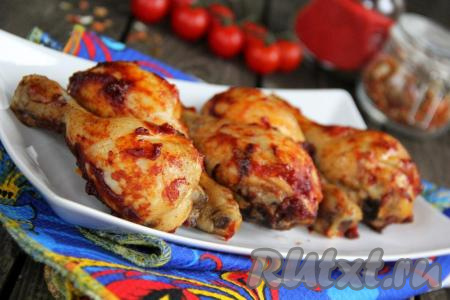 Подать вкусную и аппетитную курочку к столу. Куриные ножки в томатной пасте, запечённые в духовке, получаются очень нежными и сочными. Такое блюдо и меню разнообразит, и точно понравится многим!