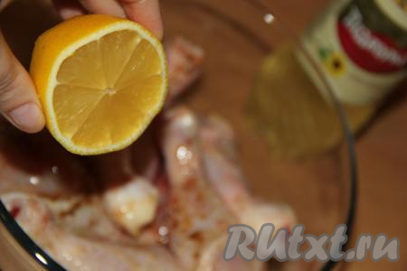 Добавить масло и лимонный сок.