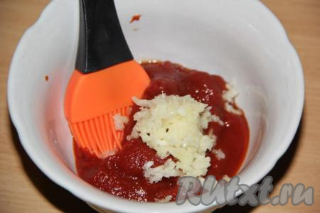 Соединить томатную пасту и чеснок, пропущенный через пресс, хорошо перемешать.