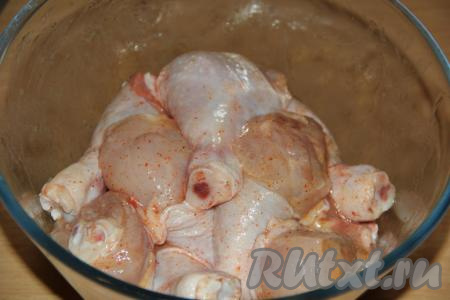 Тщательно перемешать ножки и оставить в маринаде на 1 час.