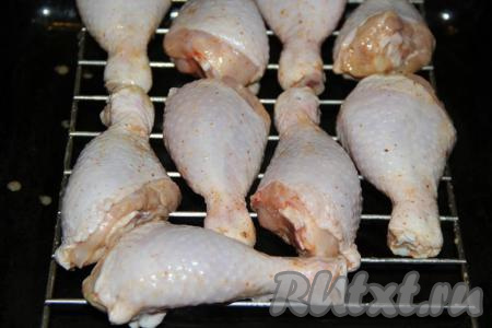 Затем выложить куриные ножки на решётку и поставить в разогретую духовку. Запекать минут 20 при температуре 220 градусов.