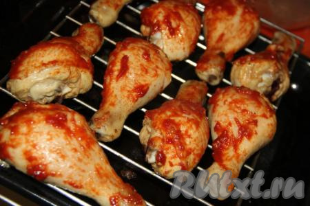 Достать решётку из духовки. Смазать куриные ножки&nbsp;(я смазывала с помощью силиконовой кисти) со всех сторон смесью томатной пасты и чеснока.&nbsp;Поставить решётку с куриными ножками в духовку и запекать ещё 20-25 минут.