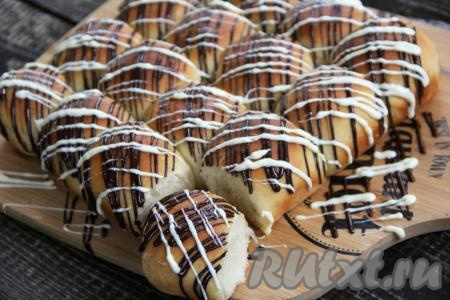 Подать вкусный и красивый пирог из булочек к столу. Булочки прекрасно отделяются друг от друга.