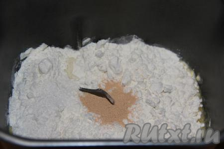 Добавить муку, соль и дрожжи. Выставить режим "Замес теста" (в моей хлебопечке он длится 1,5 часа).