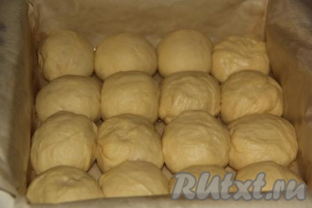 Оставить форму с булочками в тепле на 35 минут. Постепенно булочки увеличатся в размере и станут касаться друг друга, образуя единый пирог.