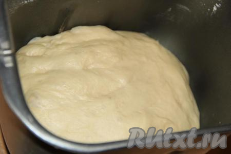 Если замес теста делать руками, то соединить тёплое молоко и дрожжи, оставить в тепле на 10 минут.&nbsp;Затем добавить сахар, соль, не горячее растопленное сливочное масло и муку. Замесить руками&nbsp;нежное тесто и оставить его на 1,5 часа в тепле для подхода. Тесто увеличится в два раза.