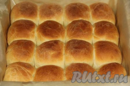 Выпекать пирог из булочек&nbsp;в разогретой духовке минут 35 при температуре 200 градусов. Выпечка&nbsp;хорошо поднимется и покроется золотистой корочкой.