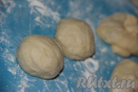 Готовое тесто обмять и разделить на 16 равных частей.