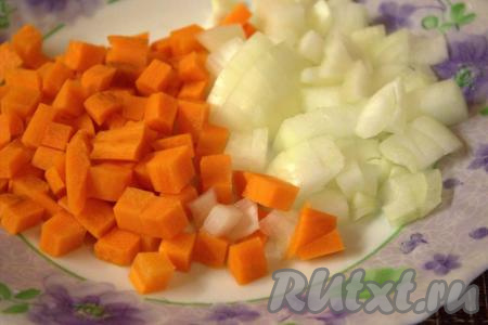 Очистить лук и морковь, удалить из болгарского перца семена с плодоножкой. Нарезать морковку с луком небольшими кубиками.