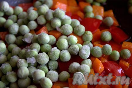 Затем в сковороду всыпать зелёный горошек (я использовала замороженный горошек и предварительно его не размораживала), перемешать и обжаривать овощи 1-2 минуты. Если вы готовите с консервированным зелёным горошком, тогда пропустите этот этап (консервированный горошек будем добавлять в конце приготовления риса с овощами).