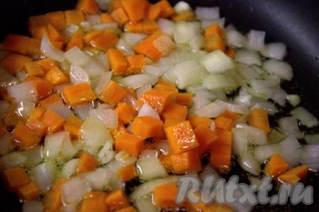 В сковороде разогреть растительное масло, выложить нарезанную морковь и обжарить на среднем огне, периодически помешивая, примерно, 2-3 минуты. Затем в сковороду к моркови добавить нарезанный лук, перемешать и обжаривать овощи в течение 3-4 минут, не забывая помешивать.