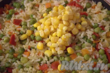 Сковороду снять с огня, добавить кукурузу, предварительно слив с неё жидкость. Если готовите блюдо с консервированным горошком, его тоже нужно без жидкости добавить на этом этапе. Рис, приготовленный с овощами, смешать с кукурузой и горошком (если готовите с консервированным) и оставить под крышкой ещё на 10 минут.