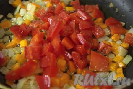Болгарский перец нарезать средними кубиками, выложить в сковороду к луку и моркови, перемешать и обжарить овощи на среднем огне минут 5-7, помешивая время от времени.