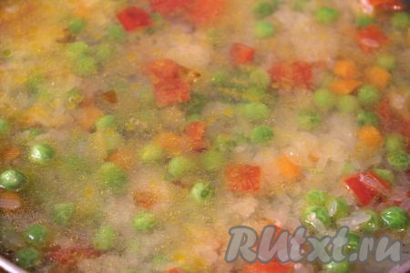 Затем в сковороду влить холодную воду, добавить соль и специи по вкусу, куркуму, перемешать. Довести воду до кипения, уменьшить огонь до минимума и накрыть сковороду крышкой. Готовить рис с овощами на сковороде, примерно, 20-25 минут (до полного испарения жидкости).