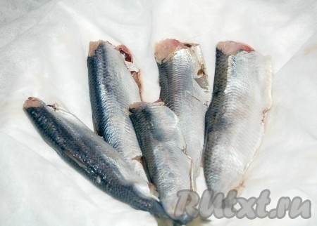 Удалить головы и очистить внутренности.