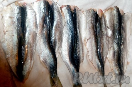 Рыбу промыть, подержать на ситечке, чтобы стекла лишняя вода. Осторожно вынуть хребет и мелкие косточки. Получится филе рыбки.